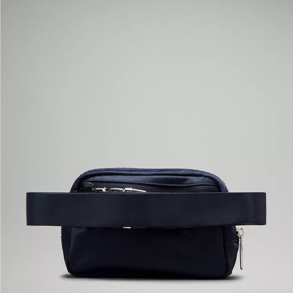 Lululemon Everywhere Belt Bag 1L Metal Hardware- True Navy/ Silver - Picture 6 of 9